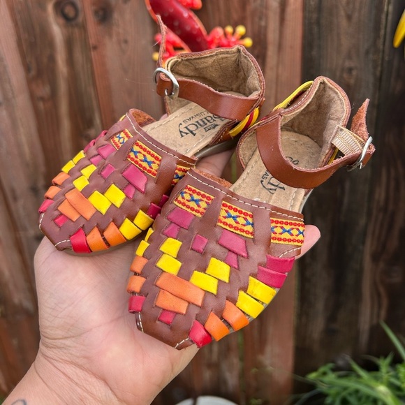 Sandy Exclusivas girls handmade Mexican huarache sandals featuring brown leather - Picture 4 of 6